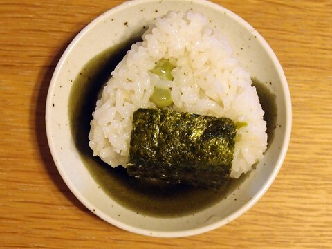 冷凍えんどう豆で☆海苔の風味が美味しいおにぎり